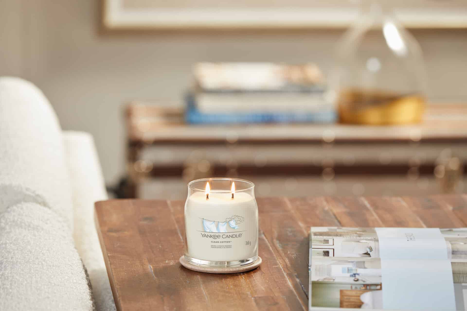 Ljus brinnande på träbord i mysig heminredning.