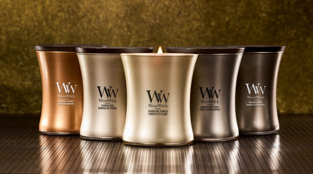 WoodWick doftljus i eleganta metalliska höljen, perfekt för avkopplande atmosfär.