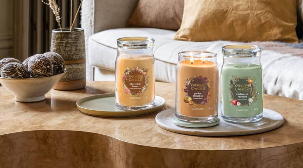 Tre doftljus från Yankee Candle på ett stilrent soffbord.