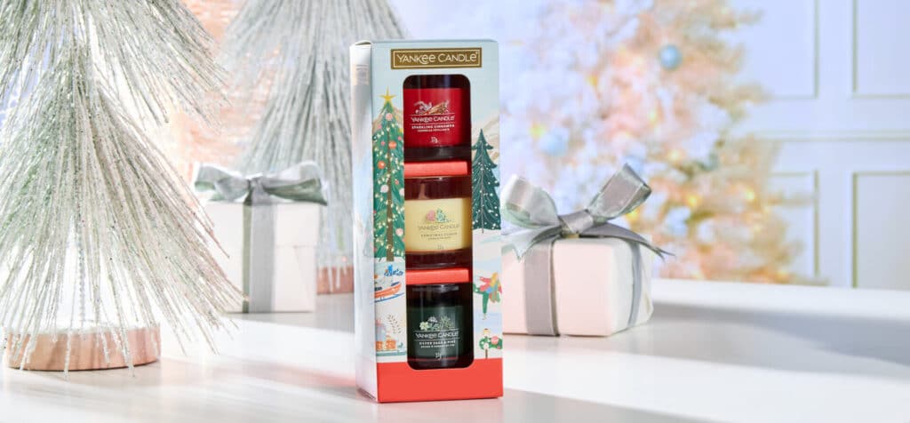 Presentset med doftljus från Yankee Candle framför julgran. Perfekt julgåva.