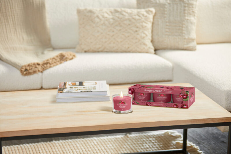 Doftljus Yankee Candle Black Cherry på soffbord.